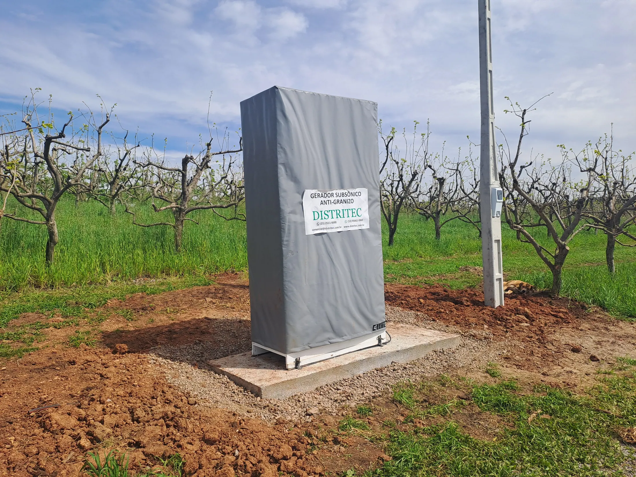 Gerador subsônico anti-granizo DGS-AG instalado em um pomar