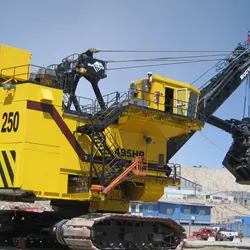 Escavadeira com braço elevador para manutenção