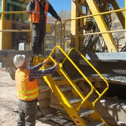 Escada basculante instalada em um equipamento de esteira