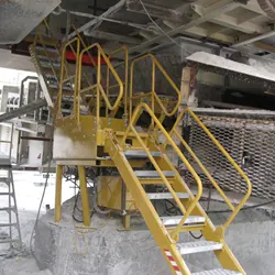 Escada de projeto especial para um equipamento