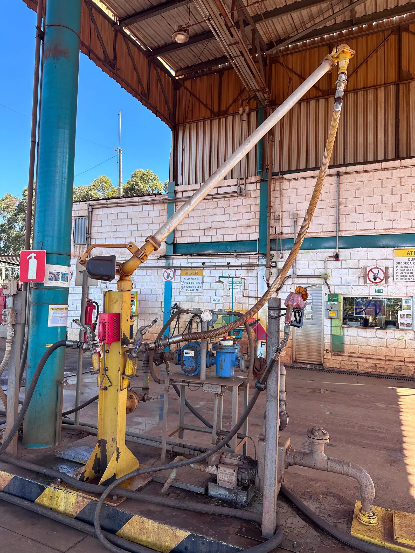 Braço de abastecimento de combustível em uma estação coberta
