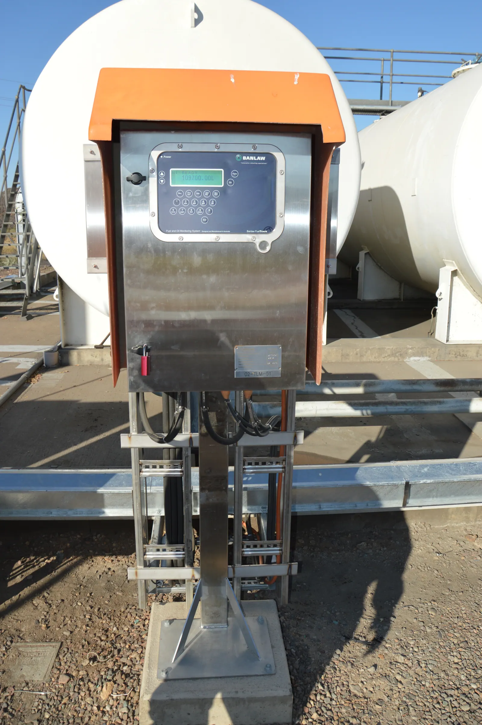 Painel de controle de abastecimento instalado em um tanque de combustível