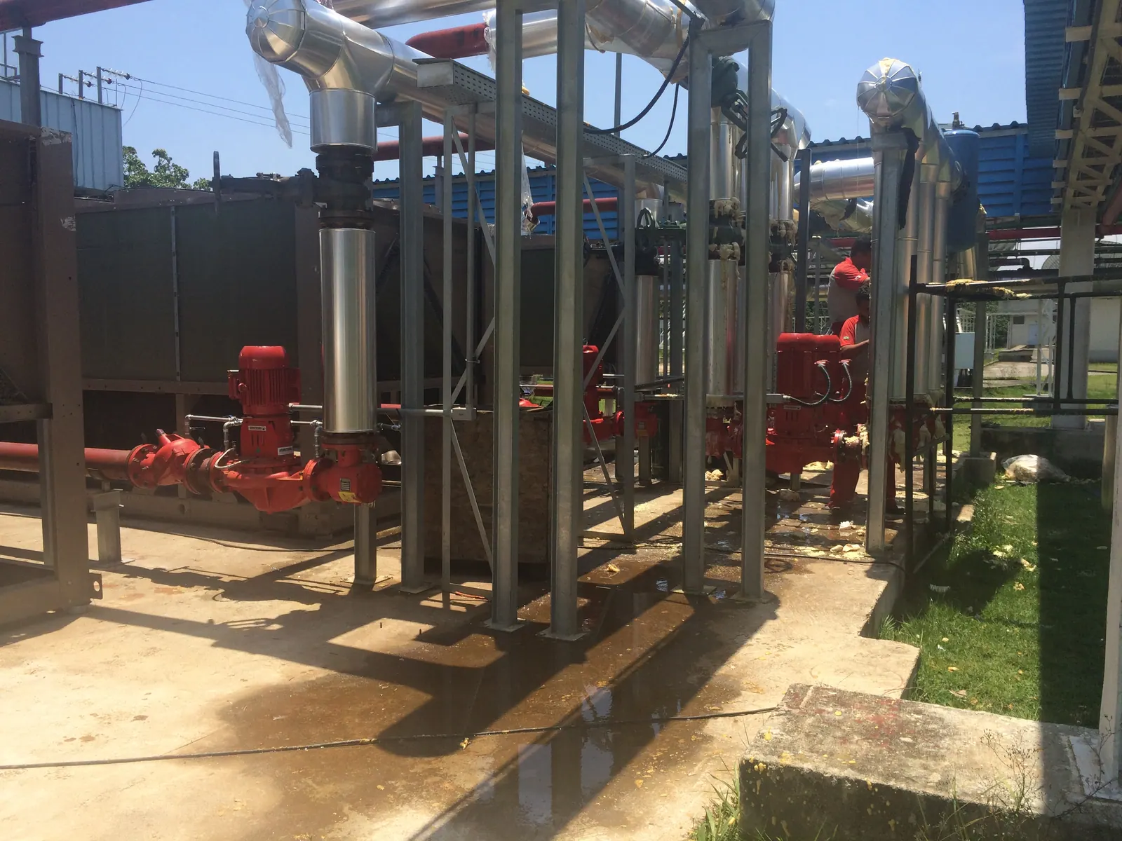 Conjunto de bombas centrífugas em instalação externa, com estrutura metálica