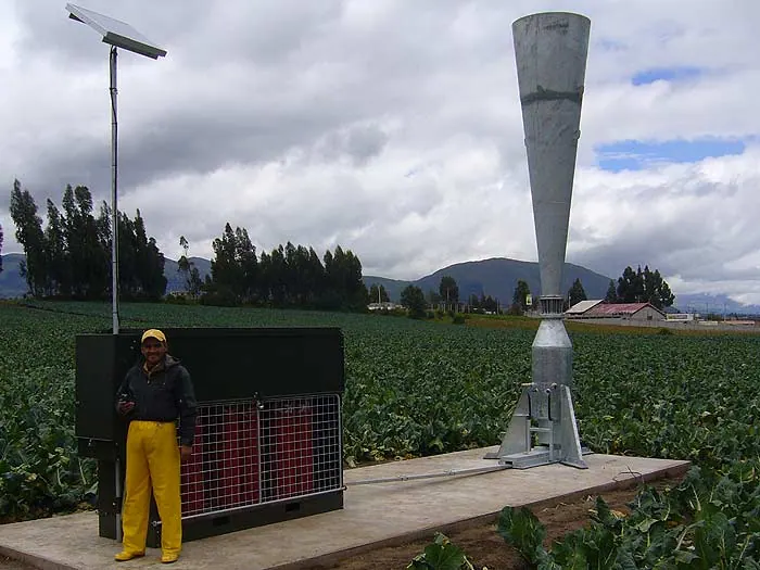 Canhão anti-granizo e seu operador em um campo cultivado