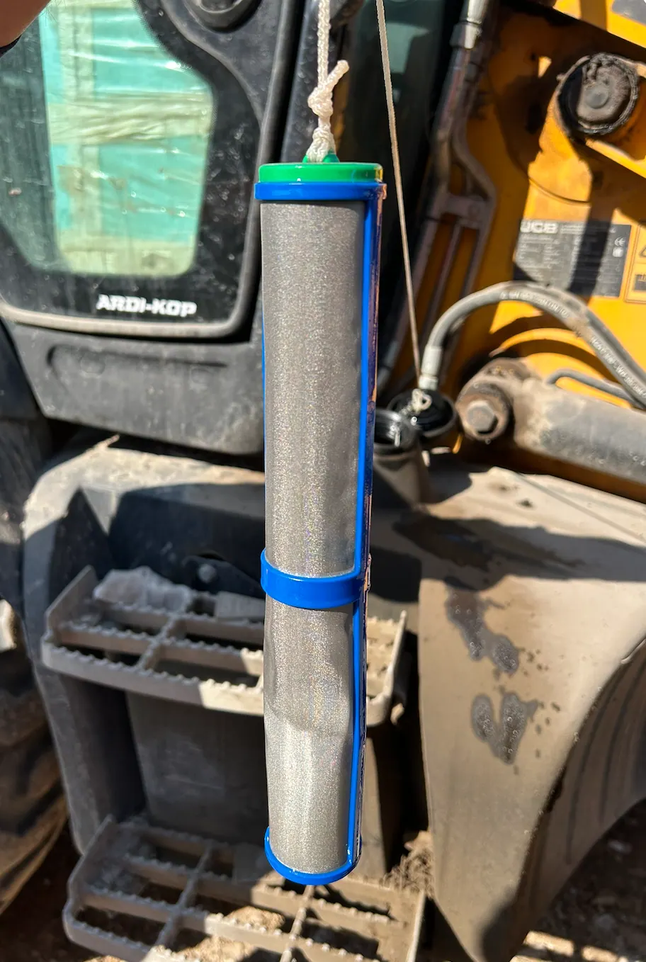 Filtro DF-Tanque instalado no tanque de uma máquina amarela