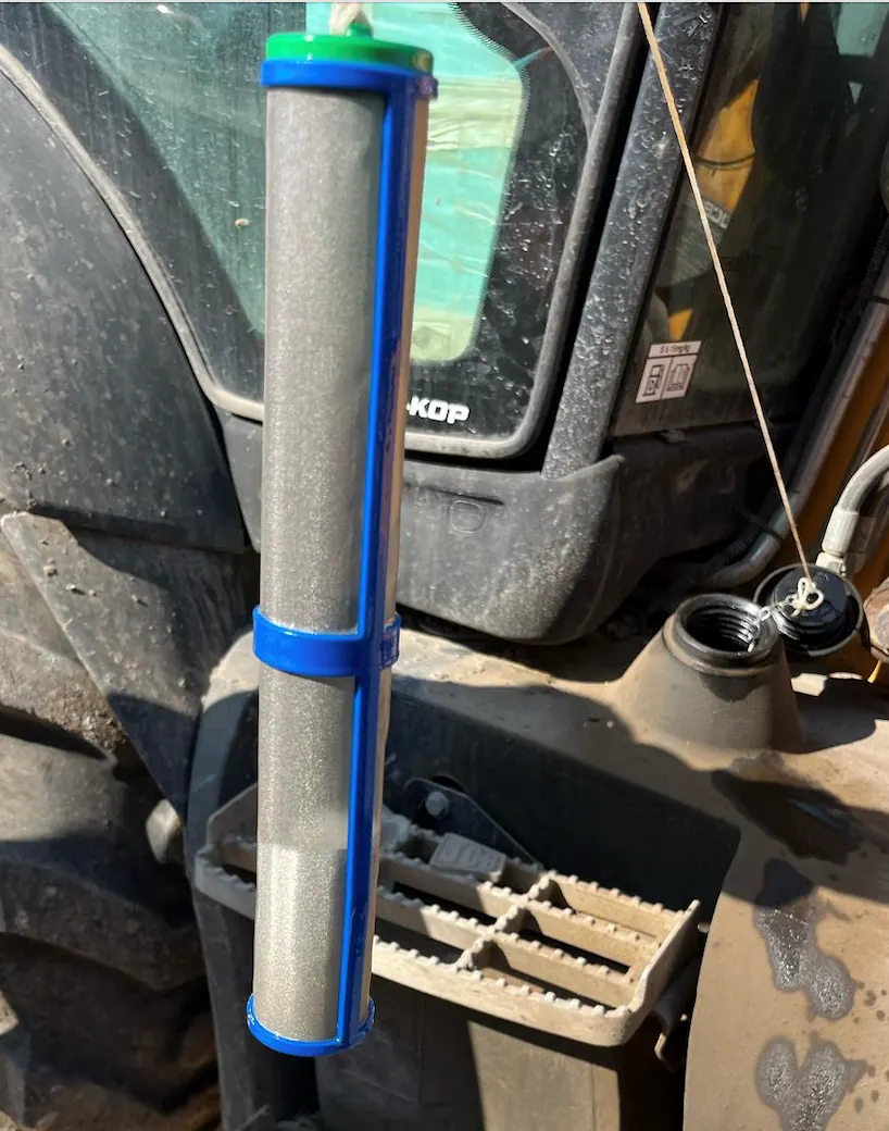 Filtro DF-Tanque com extremidade azul, instalado em uma máquina