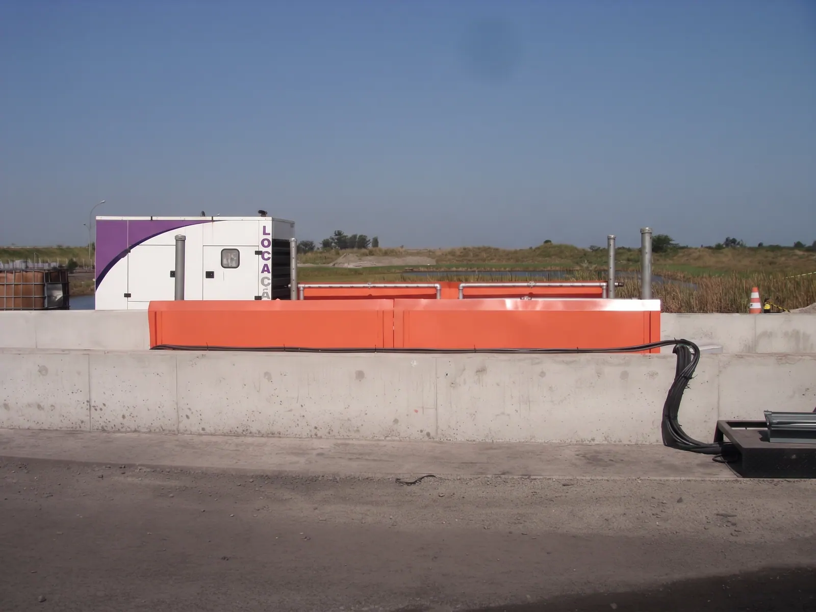Lavador de grande porte com rampa laranja e unidade de comando ao fundo