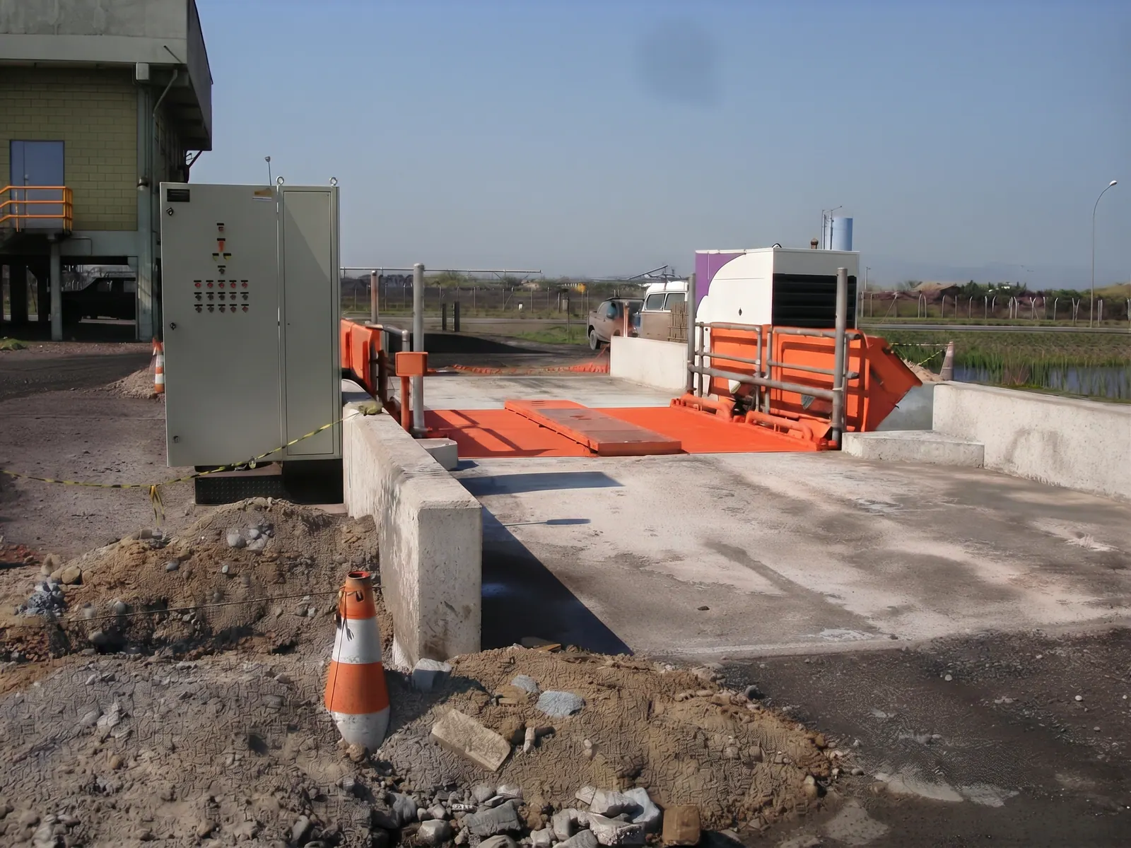 Lavador de grande porte com rampa laranja e quadro elétrico