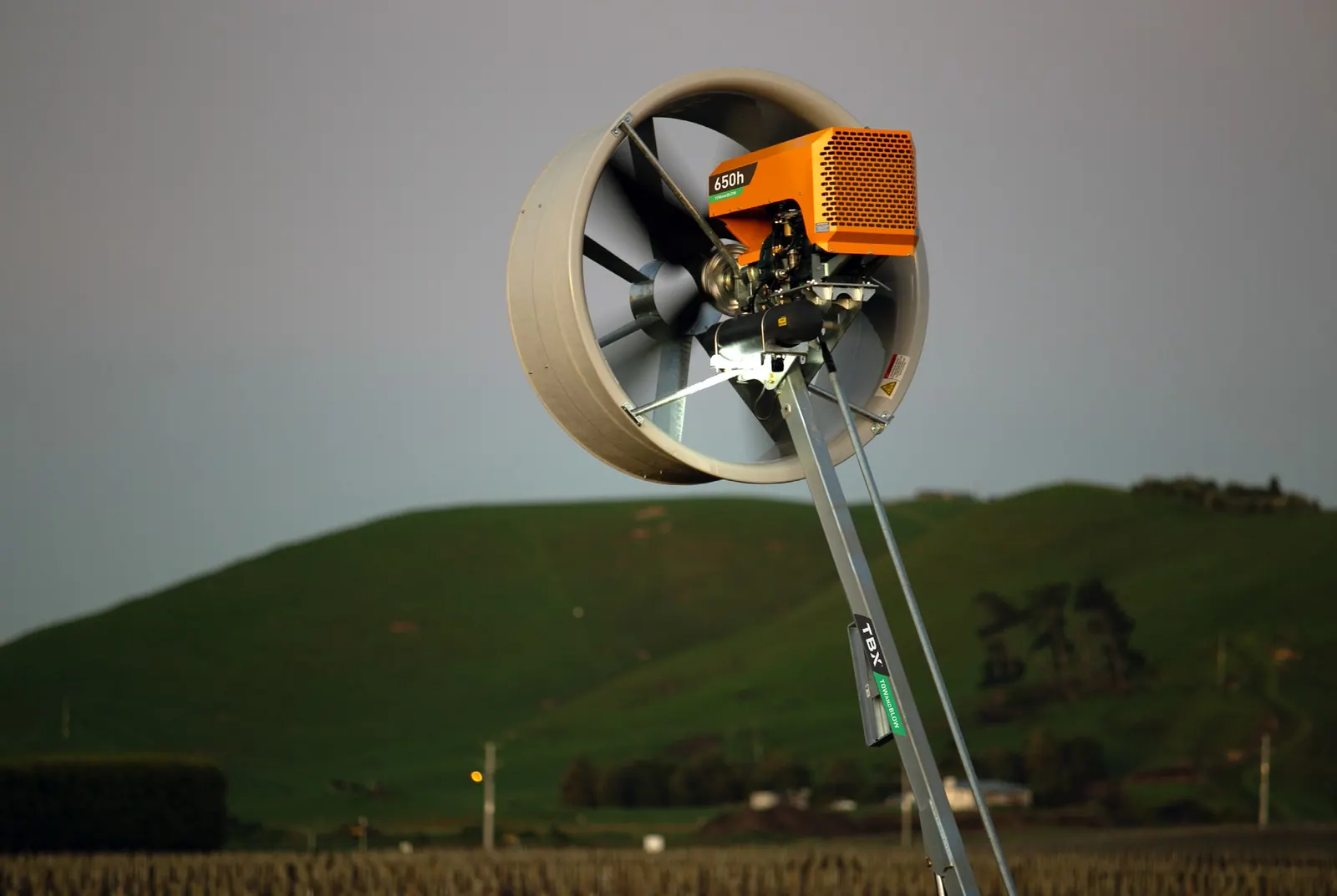 Cabeça do ventilador anti-geada móvel, com o motor laranja, vista de perto