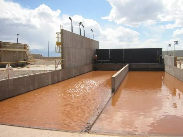 Tanque de recirculação de água de um lavador de passagem, com a água de lavagem decantando