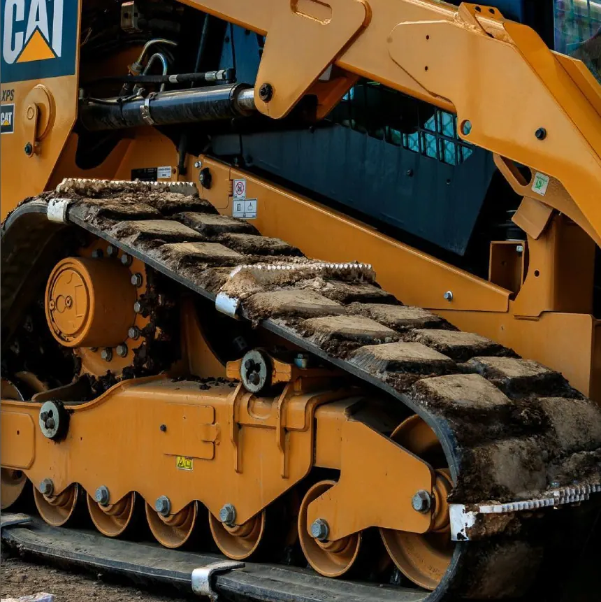 Garra RubberGrip instalada na esteira de borracha de um equipamento compacto